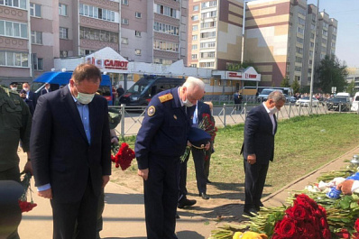 Игорь Комаров возложил цветы в память о погибших в Казани