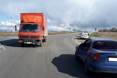 Под Самарой грузовик снес легковушку с молодым водителем