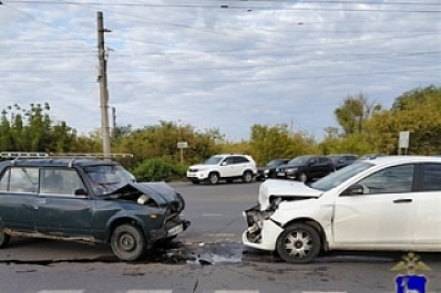 В Самарской области водитель Mercedes-Benz сбил двух пешеходов и скрылся 