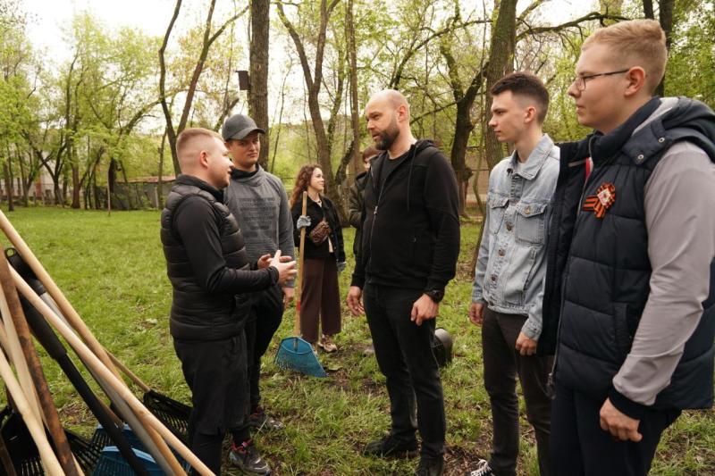 В день Всероссийского субботника Михаил Смирнов и новый состав молодежного правительства вышли на уборку территории в парке "Молодежный"