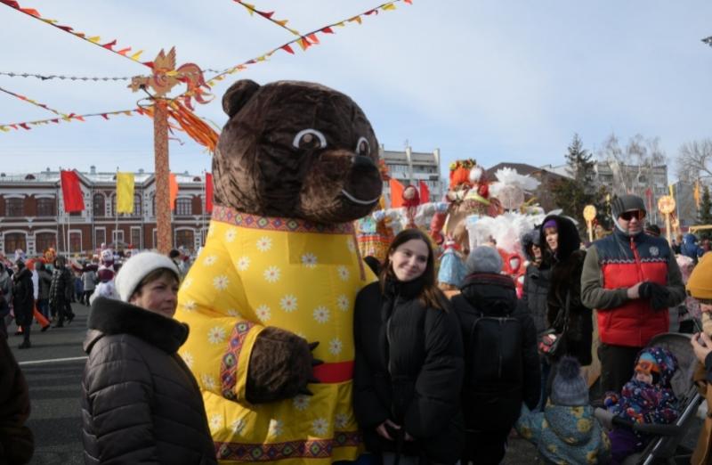 Самарцы на площади Куйбышева проводили зиму и поели блинов