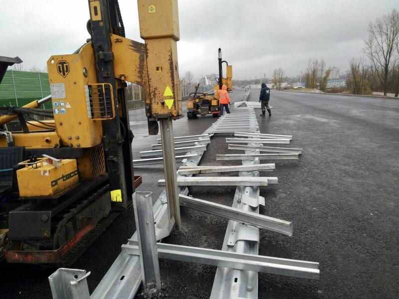 Перед Фрунзенским мостом на дороге устанавливают отбойники