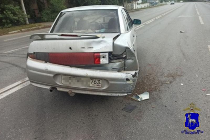 В Самарской области на трассе мотоциклист врезался в "десятку"