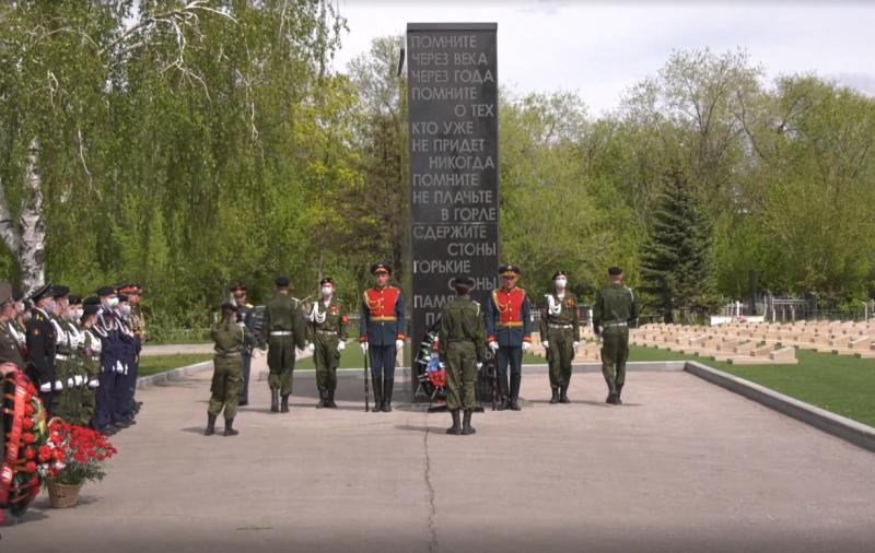 В Самаре в преддверии Дня Победы возложили цветы к воинскому мемориалу "Аллея Славы"