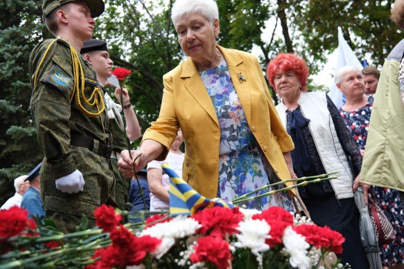 В День ВВС в Самаре возложили цветы к памятнику Юрию Гагарину