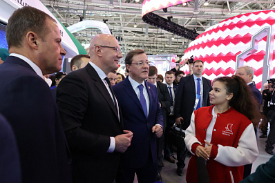 Губернатор Дмитрий Азаров провел экскурсию по стенду Самарской области на выставке "Россия" для вице-премьера Дмитрия Чернышенко и полпреда Президента Игоря Комарова