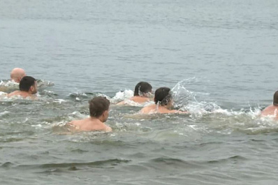 Погрузились в остывшую Волгу: самарские моржи заплывом открыли сезон зимних купаний