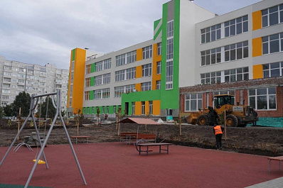 Губернатор Дмитрий Азаров проинспектировал ход строительства школы на 1600 мест в Тольятти