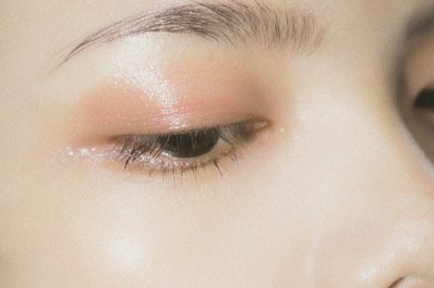 Стало известно, чем лучше смывать макияж