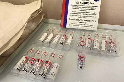 Глава Минздрава РФ: "Привившиеся от коронавируса россияне должны все равно носить маски"