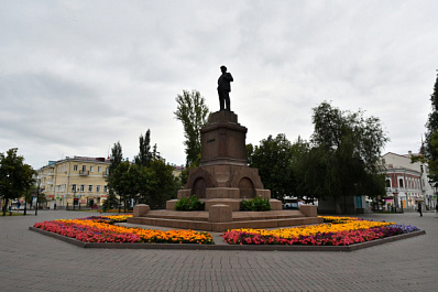 Губернатор Дмитрий Азаров опроверг слухи о замене памятника Ленину на монумент Александра II