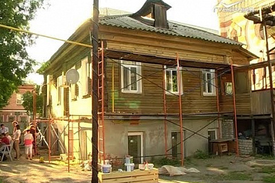 Волонтёры "Том Сойер Феста" привели в порядок дом на Садовой