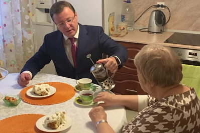 Дмитрий Азаров поздравил маму цветами и шарлоткой собственного приготовления