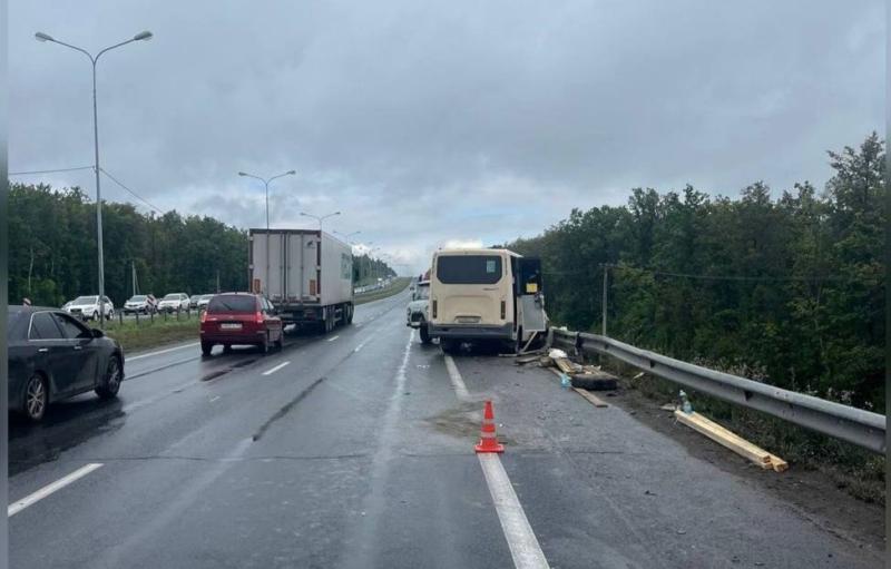 В Самарской области водитель маршрутки потерял сознание и влетел в грузовик