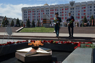 Губернатор Дмитрий Азаров возложил цветы к Вечному огню