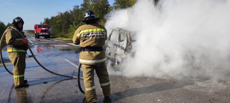 В Самарской области на трассе во время движения вспыхнула иномарка