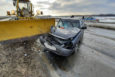 На Обводной дороге Самары "Приору" занесло под нож автогрейдера