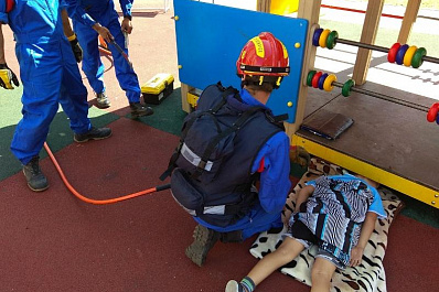 В Самаре мальчик застрял под игровой площадкой
