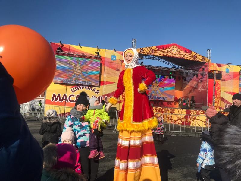 С блинами да песнями: в Самаре прошли масленичные гуляния