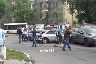 Паровозик из авто: в Самаре МАЗ собрал семь машин