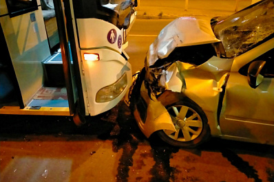 В Тольятти "Гранта" вылетела на встречку и врезалась в троллейбус