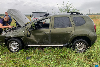 В Самарской области мужчина на иномарке во время дождя врезался в дорожный знак