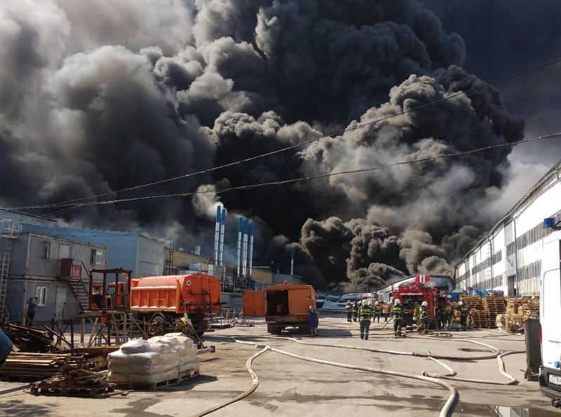 Появились фото с места крупного пожара в районе Заводского шоссе