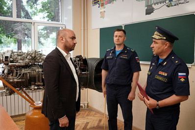 Глава региона Вячеслав Федорищев посетил Сызранское военное училище летчиков