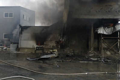На ул. Утевской в Самаре 100 человек потушили крупный пожар в производственном здании