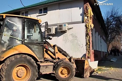 Незаконный торговый павильон сносят в Самаре на пересечении проспекта Ленина и Полевой