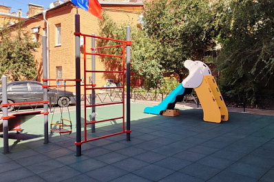 По инициативе горожан обновили двор в центре Самары на улице Высоцкого