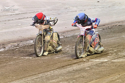 Запредельный накал борьбы и рев моторов: захватывающая гонка в Тольятти закрыла сезон гаревого спидвея