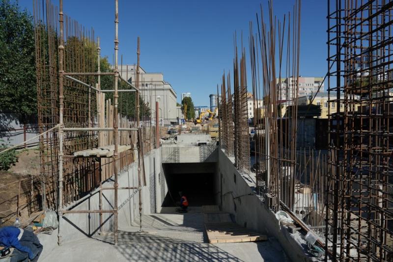 Вячеслав Федорищев посетил строящуюся станцию "Театральная" и поздравил метростроителей с профессиональным праздником