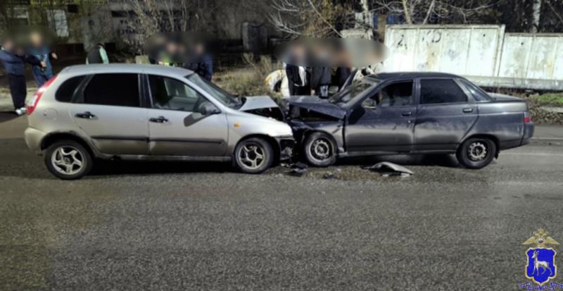 В Кировском районе Самары 2 человека пострадали при столкновении "Ниссана" и "Весты"