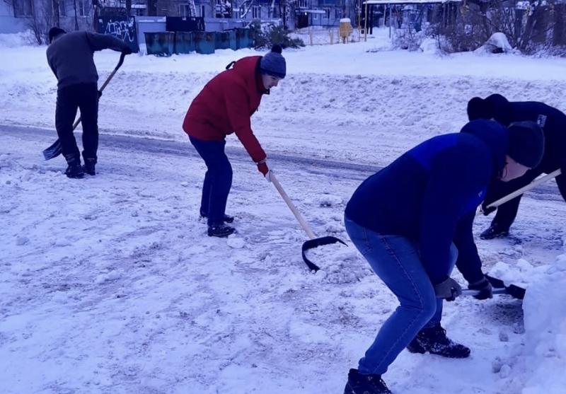 В Сызрани сотрудники администрации вышли на воскресник по уборке снега 