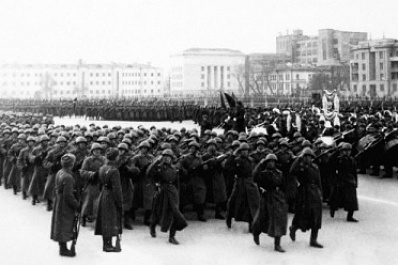 Марш к Великой Победе: куйбышевский парад показал мощь Красной Армии