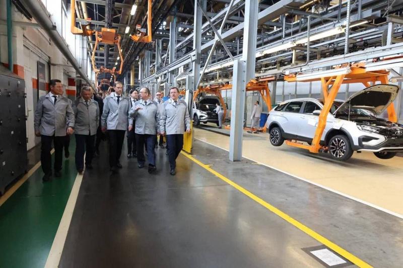 Lada Vesta и новые Largus: Владимир Путин и Дмитрий Азаров обсудили производственную программу АВТОВАЗа
