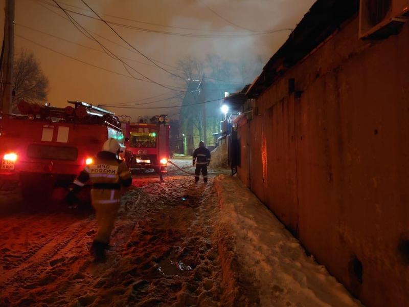 В Самаре ночью сгорел огромный гаражный массив