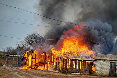 В Самарской области 18 октября вспыхнули надворные постройки на 200 "квадратах"