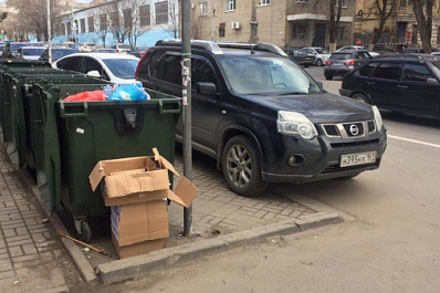В Самаре ввели штрафы для водителей, паркующих машины возле мусорок