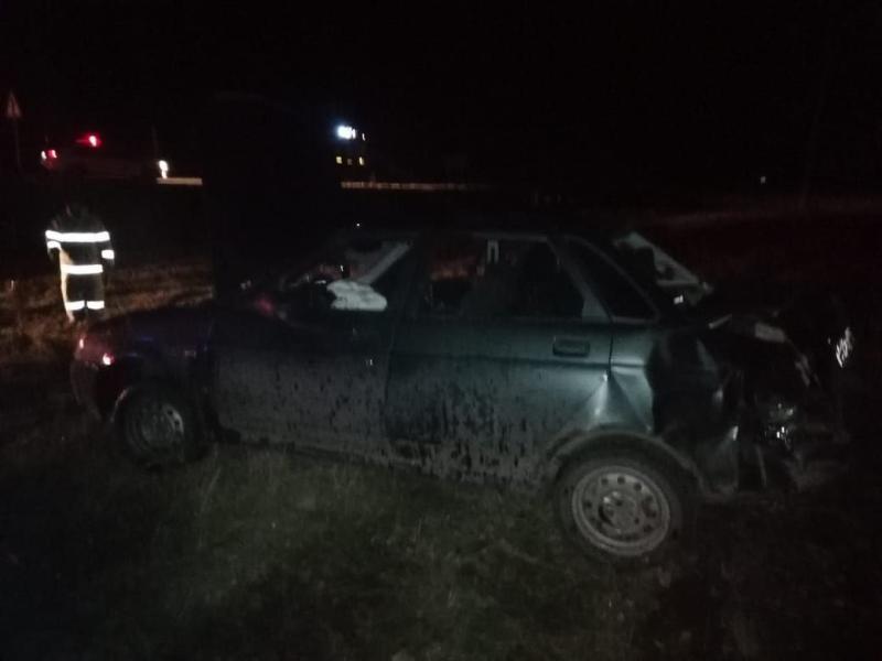 Есть пострадавший: в Самарской области на трассе улетела в кювет и перевернулась "Приора"