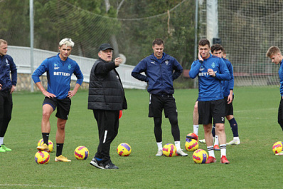 Футбольный матч "Крылья Советов" - "Ростов" перенесен из-за закрытия аэропортов 