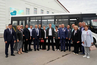 Дмитрий Азаров передал новые автобусы жителям Кинеля