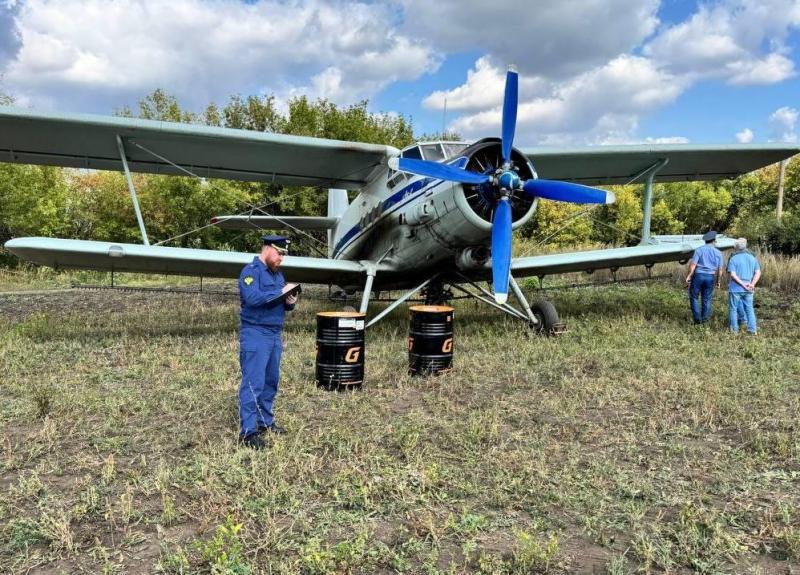 В Самарской области в поле незапланированно сел самолет Ан-2