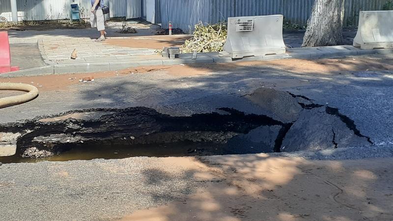 Фото с места событий: на Мичурина устраняют аварию на водоводе