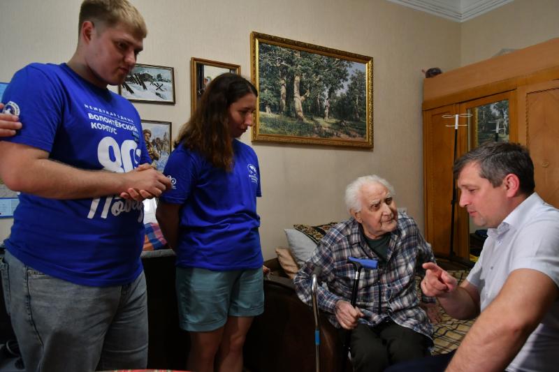 "Краски Победы": ветерану Великой Отечественной войны Александру Любимову подарили портрет