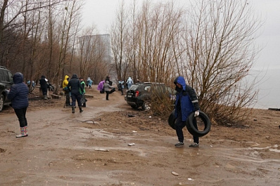 Вышли к Волге: В Самаре депутаты убирают прибрежную территорию