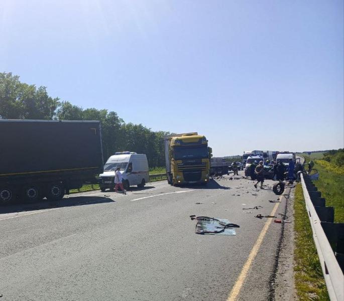 В Сызранском районе при столкновении легковушки и грузовика погибли три человека