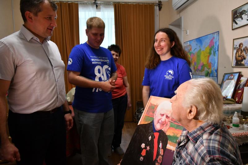 "Краски Победы": ветерану Великой Отечественной войны Александру Любимову подарили портрет