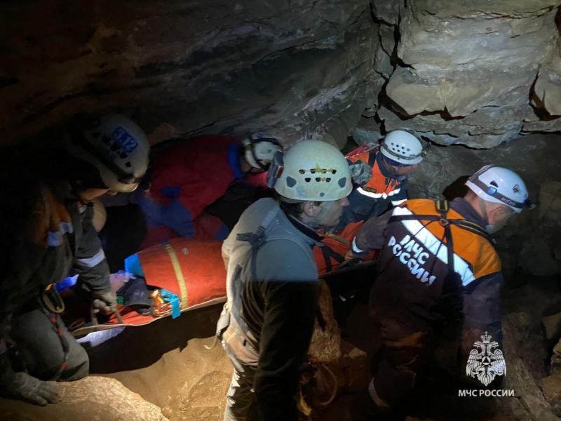 Операция "Спасение": как самарские спелеологи вместе с МЧС вытаскивали девушку после падения в пещере в Башкирии